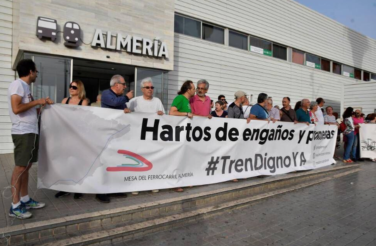 Protesta estación Almería (Carlos Barba, EFE)